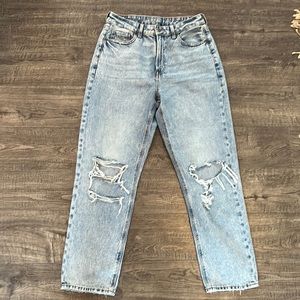 American Eagle Mom Straight Jean. Size 8 Regular.